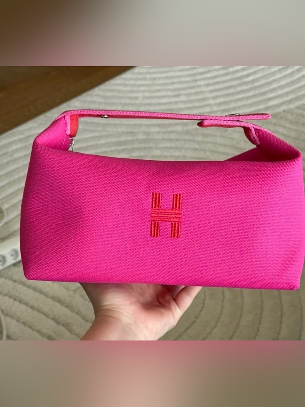 🆕 💄 H makeup bag + strap 👛 - Picture 4 of 9